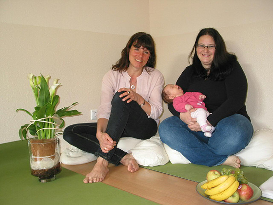 Hebamme Sabine und Hebamme Janine mit Tochter Mala